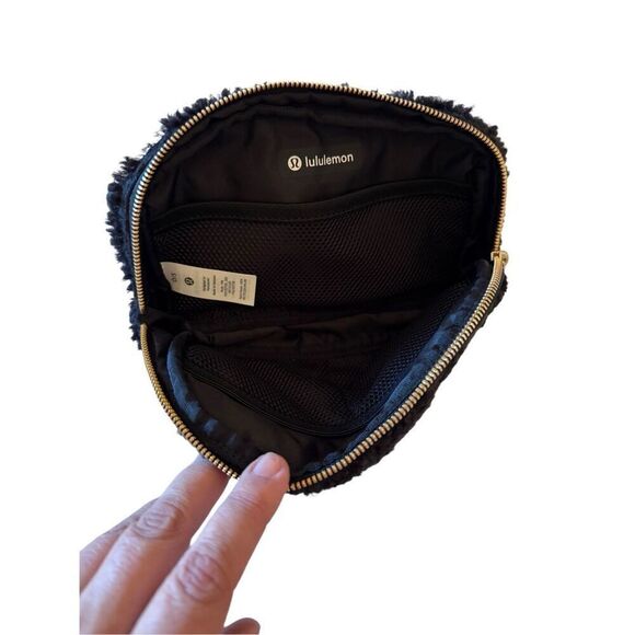 Lululemon Womens Black Zip Closure Peloton Sherpa Adjustable Strap Crossbody Bag - Picture 5 of 15